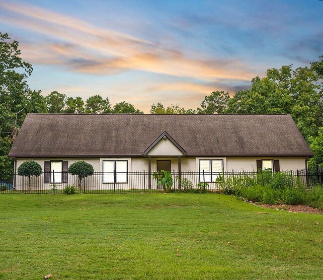 Building Photo - Lovely 3BR/2BA Duplex close to Downtown Covington!