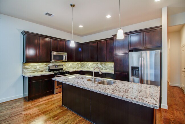 Foto del edificio - 2210 Hutchins St