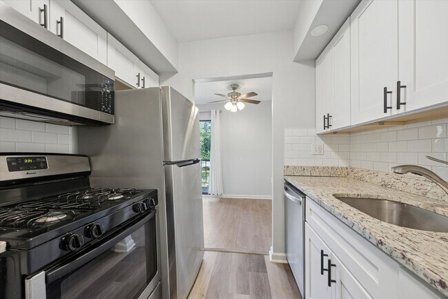 Foto del edificio - Available Immediately – Renovated 2B/1.5B ...