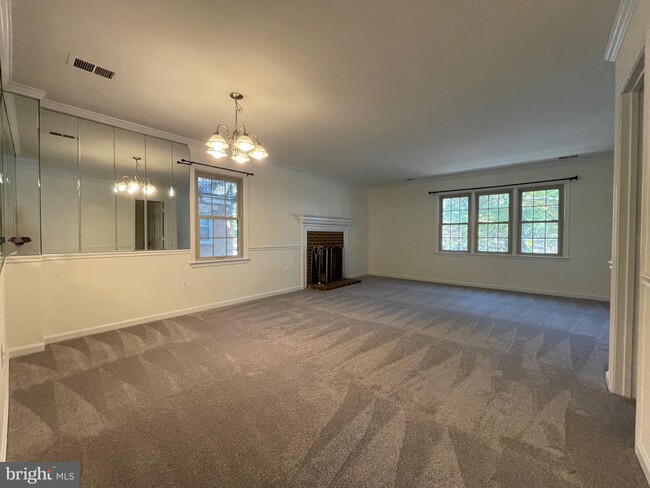 Building Photo - 2506 Fairfax Dr