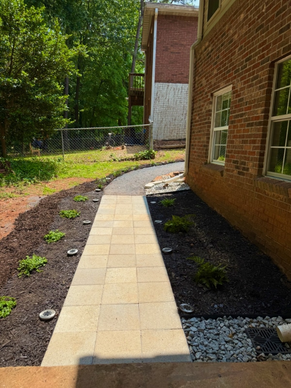Building Photo - 202 Oakwood Cir