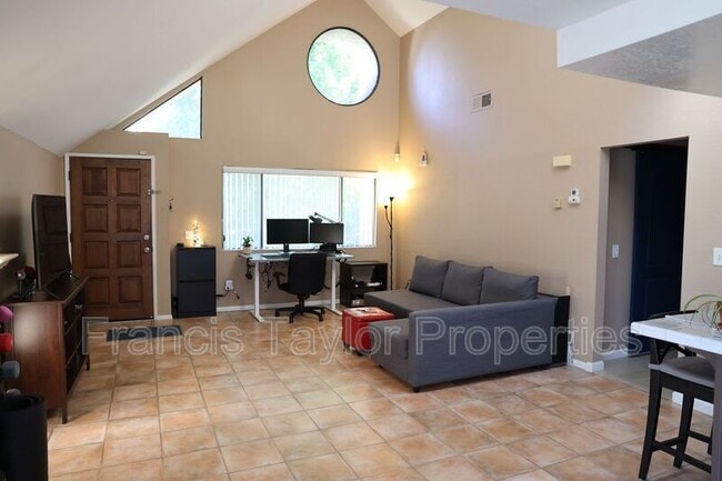 Building Photo - 325 N Melrose Dr