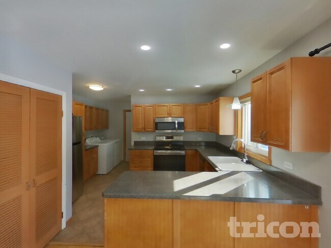 Foto del edificio - 625 E MacArthur Dr