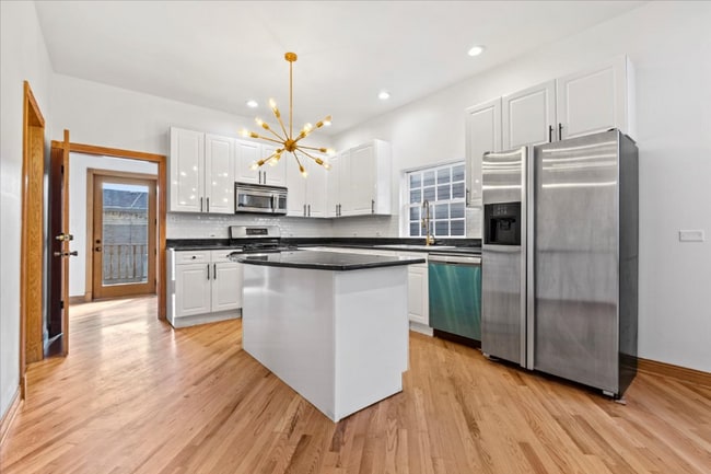 Foto del edificio - 2433 W Fletcher St
