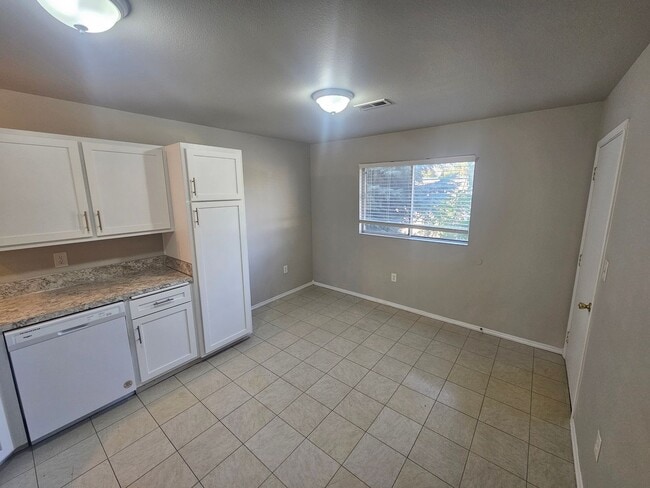 Building Photo - The Perfect Blend of Comfort and Function