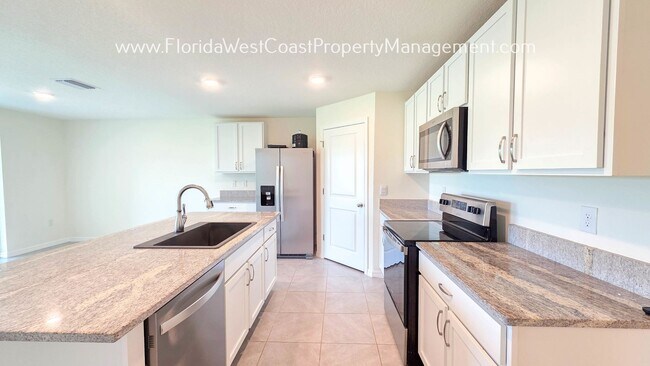 Building Photo - SILVERSTONE NORTH! PALMETTO 4 BED/2 BATH/ ...