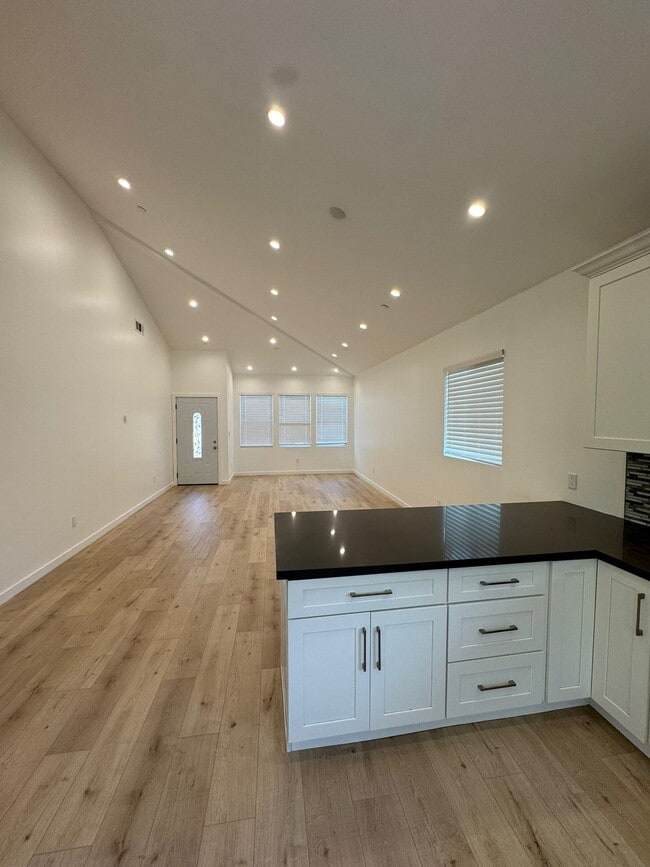 Building Photo - 6731 Kraft Ave