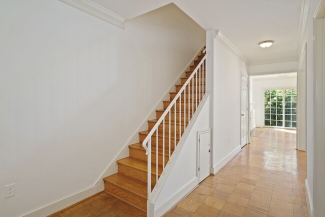 2-Story Upper Level Unit - 3289 Sutton Plz NW
