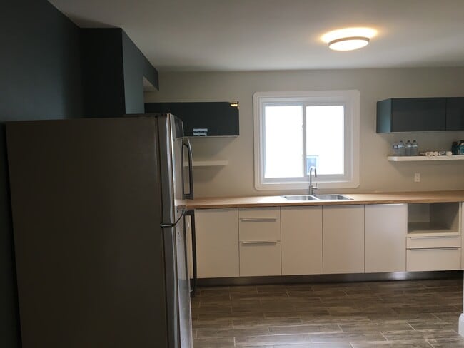 Cuisine - 735 Regent St