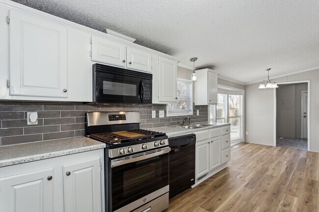 Foto del edificio - Adorable 3 Bedroom/2 Bath with lots of space! Available on 2/23/26!