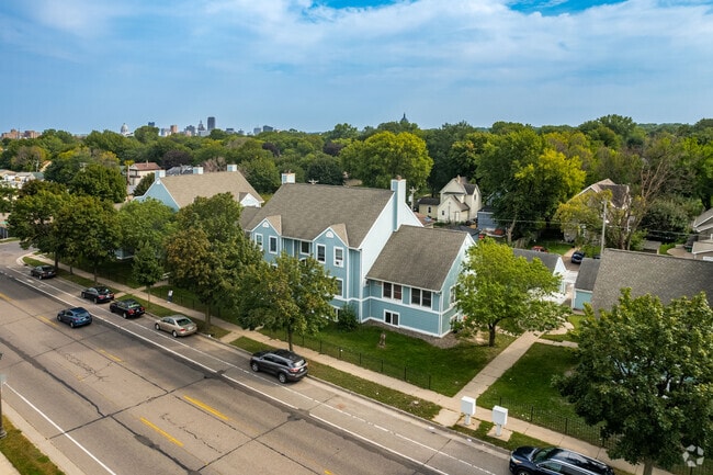 Building Photo - 528 W Minnehaha Ave W