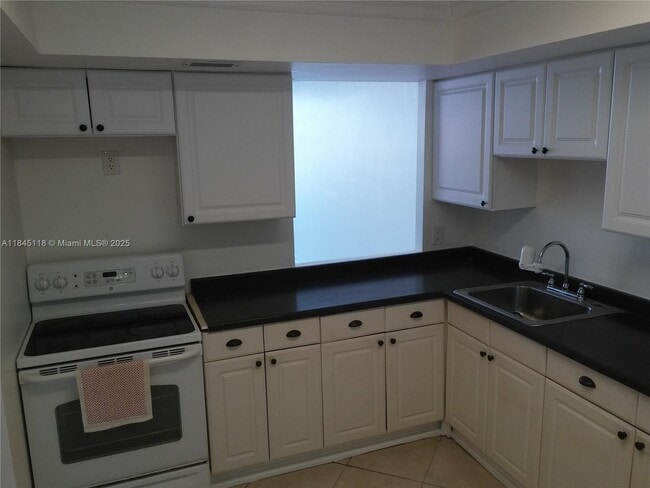 Building Photo - 1301 NE Miami Gardens Dr