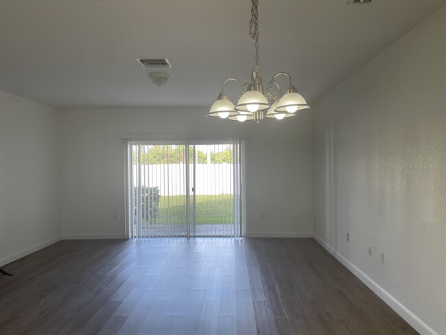 Foto del edificio - 5135 SE Mariner Garden Cir