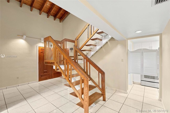 Building Photo - 1127 Venetia Ave