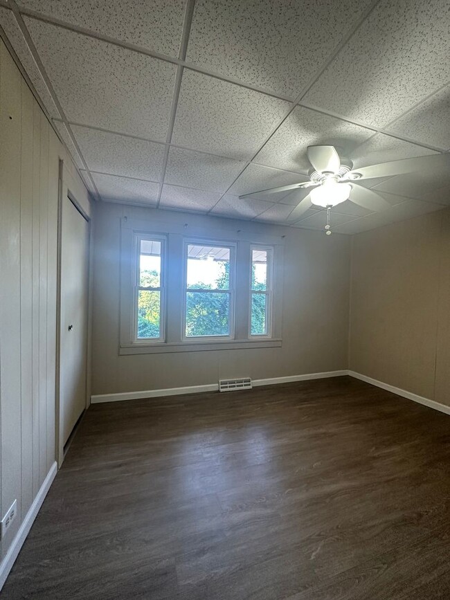 Building Photo - Two bedroom, one bath townhome.