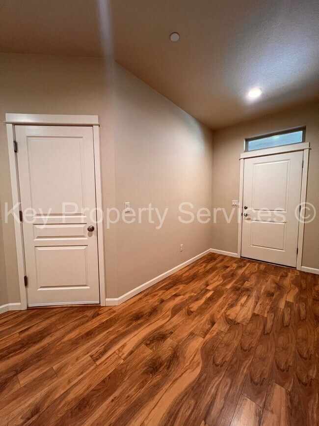 Foto del edificio - AVAILABLE NOW! Hazel Dell 5 Bedroom Close ...