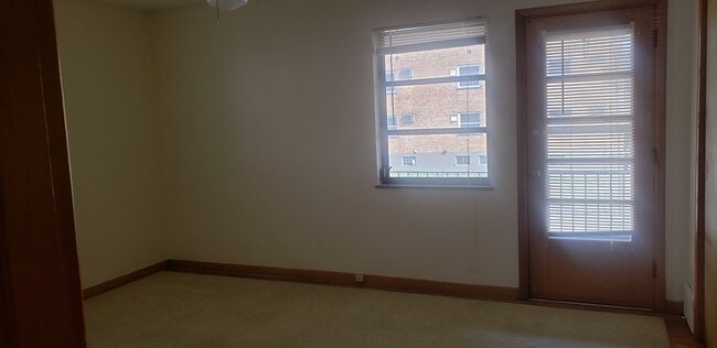 Building Photo - Apartment in Sr. building in Mt. Airy