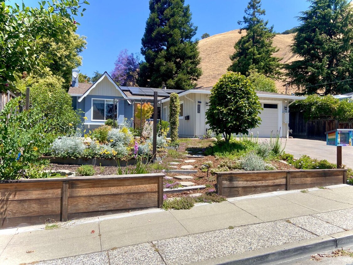 Primary Photo - Gorgeous 3 Bedroom 2 Bath Home with Specta...
