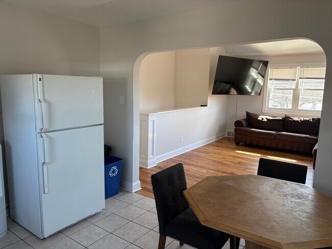 Building Photo - 533 W Kings Hwy