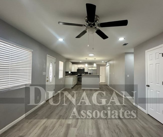 Building Photo - 4 Bedroom - 2 Bath Home Pet Friendly