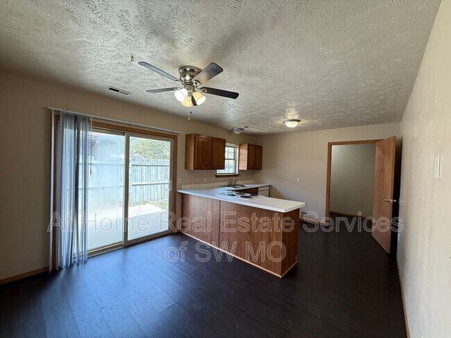 Foto del edificio - 1021 W Edgewood St