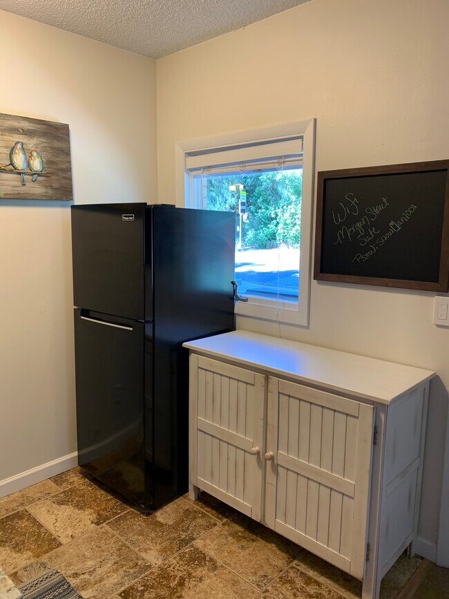 Kitchenette4 w/larger fridge - 1001 Morgan St