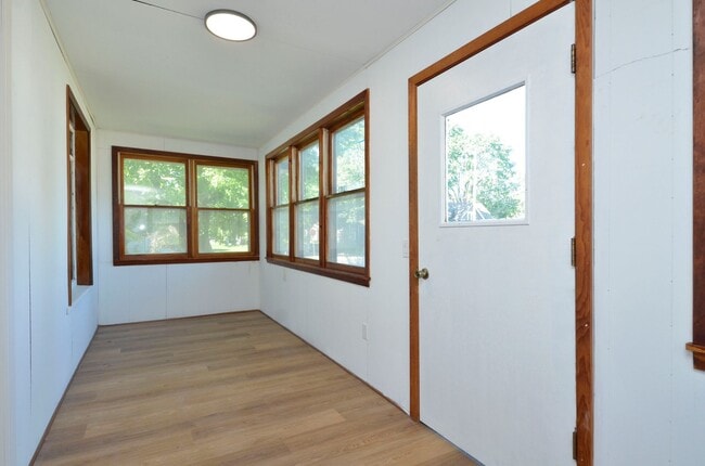 Building Photo - Beautiful Updated 5-Bed 2-Bath Home in NE Minneapolis!