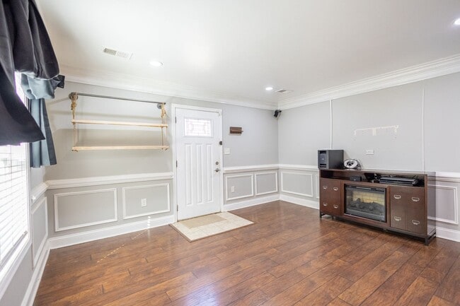 Building Photo - Lovely 3 BR/2 BA Single-Family Home in Cap...