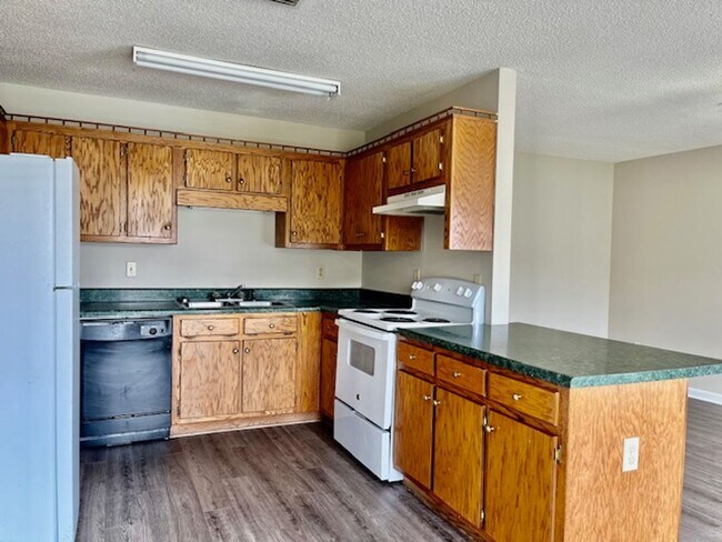 Building Photo - Rockcreek Dr #26 &amp; 28