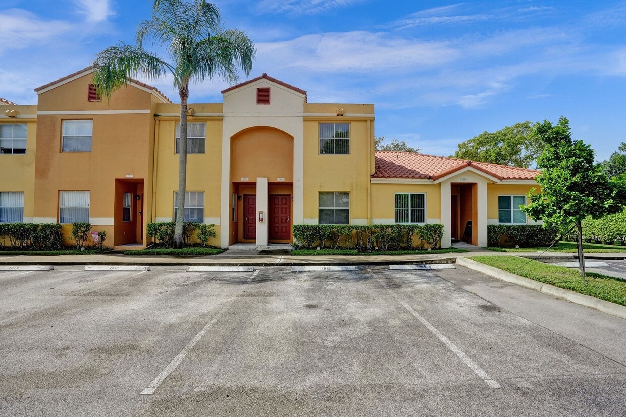 Foto principal - Townhouse with 2 Beds, 2.5 Baths, In-Unit ...