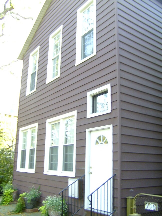 Building Photo - 908 S Carpenter St