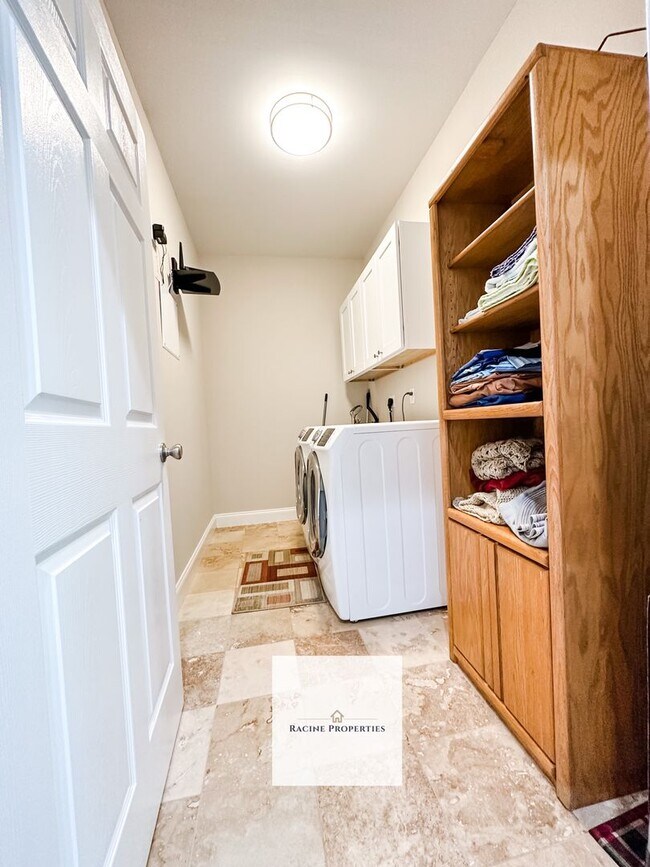 Building Photo - Upstairs 2 bd/2 ba Condo with view of Lake Hartwell