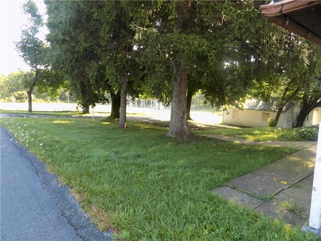 Building Photo - 121 Riverview Dr