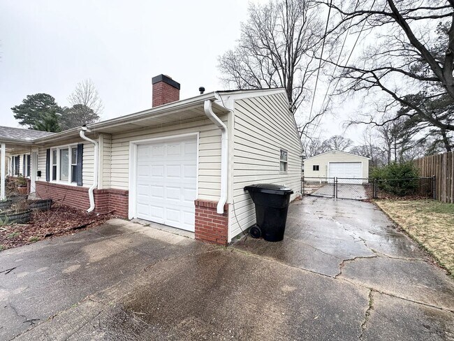 Building Photo - Waterfront Home in Pembroke Manor