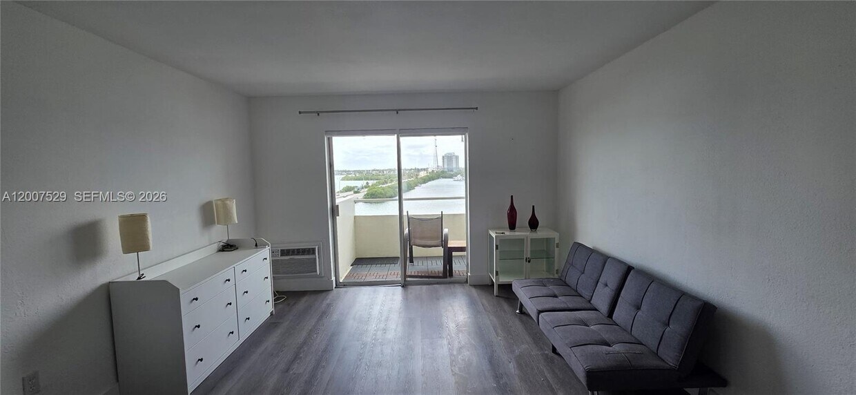 Foto del edificio - 7904 West Dr