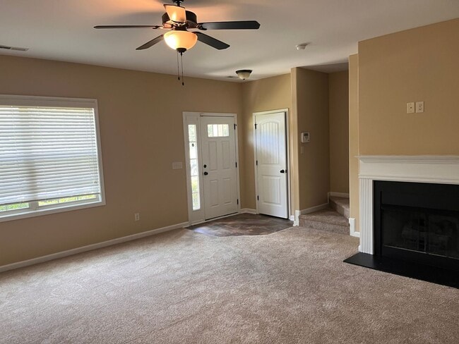 Building Photo - Lovely 3 Bedroom Townhouse in the desirabl...