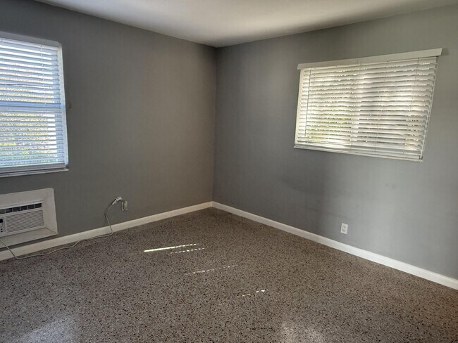 Foto del edificio - 1118 N H St