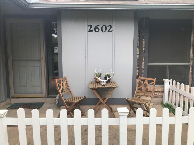 Foto del edificio - 2602 Hidden Oaks Dr
