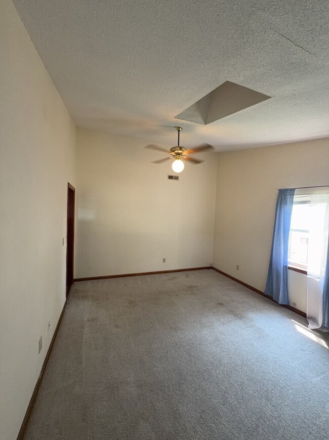 Building Photo - Adorable 2 Bedroom Duplex-106-B Pete Jones Dr.