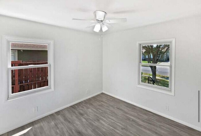Foto del edificio - 5728 Hazelbrook Ave