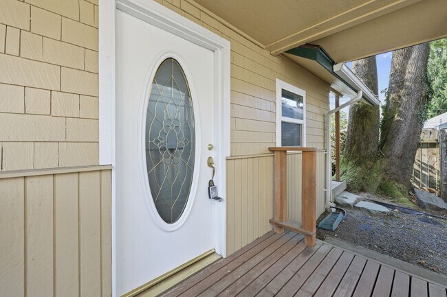 Foto del edificio - Fantastic location, move in ready! 1 bed, one bath, HUGE kitchen!
