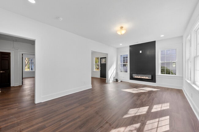 Living room - 321 State St