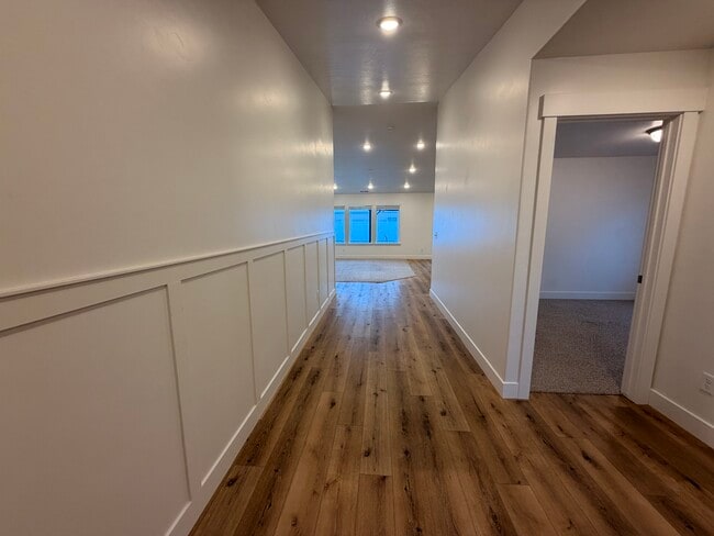 Building Photo - HC 528