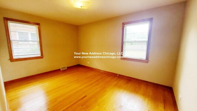Foto del edificio - 705 Oakton St