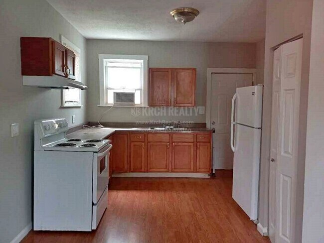 Building Photo - Cute and quiet 2 bedroom, 1 bathroom home!