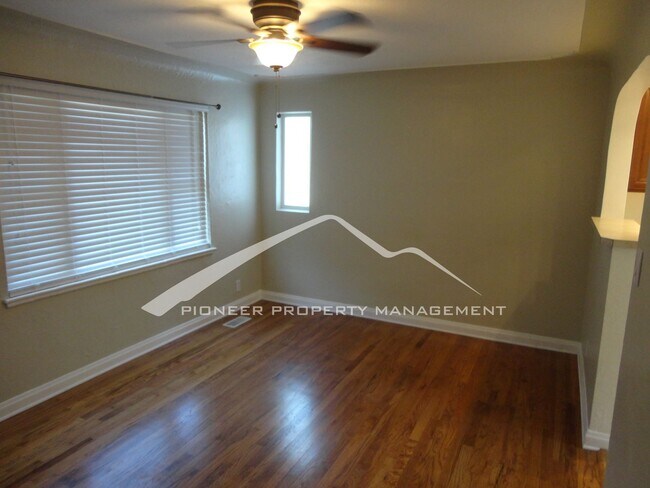 Foto del edificio - Updated 1/2 Duplex with Washer/Dryer and Fenced Yard