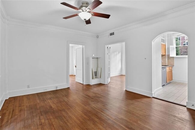 Building Photo - 677 Somerset Terrace NE