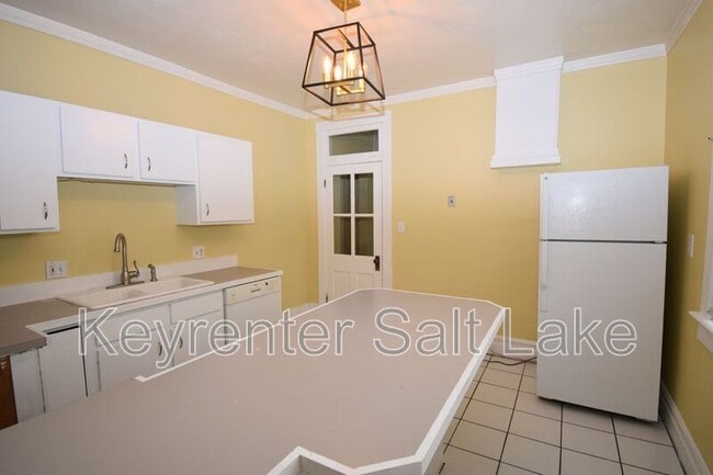 Building Photo - 1647 800 E