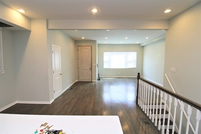 Building Photo - 712 N Willard Ct