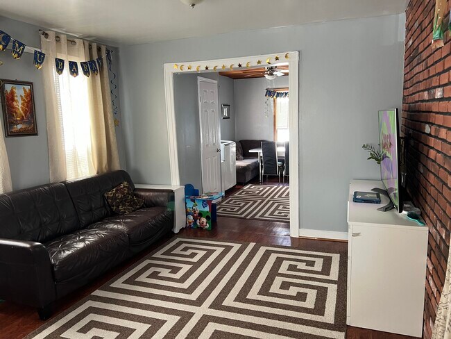 Foto del edificio - 2358 E 23rd St